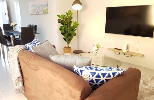 Balga House | Luxury Stylish House with private courtyard, Walk to Park & Shop,10min to beach