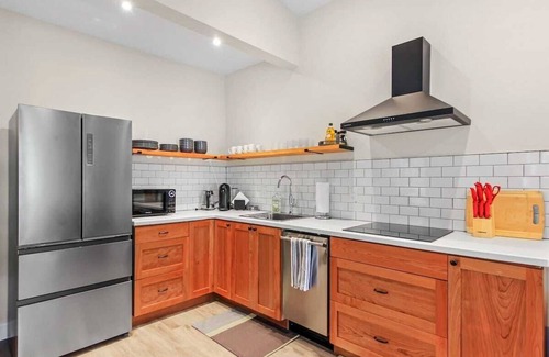 Ithaca House | Luxury Suite | Walk to Commons | Free Parking | NY