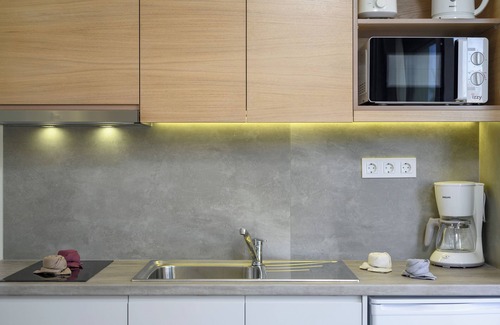 Platanias Town Apartment | Luxury Suites | Modern Athina Suites In Platanias with Pool