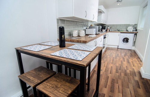 Anfield House | luxury suits for football fans near anfield stadium 2 bed rooms, kitchen,garden
