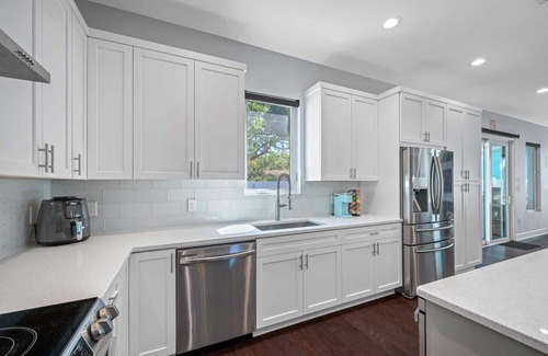 Riverside Heights Cottage | Luxury Tampa Home w/Pool, Jacuzzi & Amenities