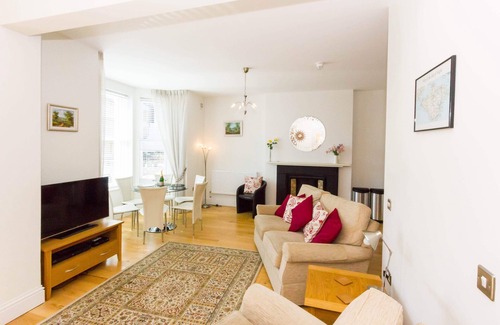 Ventnor Apartment | Luxury Three Bed Apartment with Balcony and Seaviews