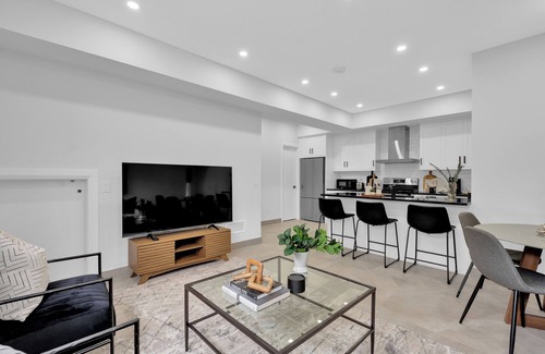 Windsor Apartment | Luxury Unit Windsor (4-plex) 5 minutes to Ambassador Bridge