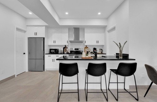 Windsor Apartment | Luxury Unit Windsor (4-plex) 5 minutes to Ambassador Bridge