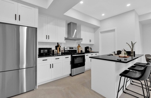 Windsor Apartment | Luxury Unit Windsor (4-plex) 5 minutes to Ambassador Bridge