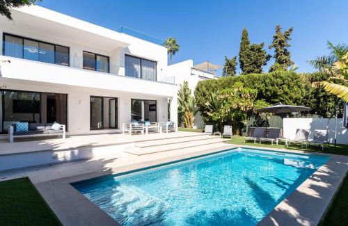 Guadalmina Apartment | Luxury Villa with Heated Pool, Jacuzzi, Sauna and more