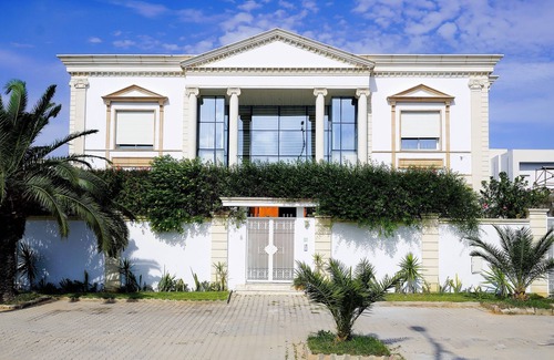 Tunis Villa | Luxury villa with heated pool, private elevator and wonderful view of Lake Tunis