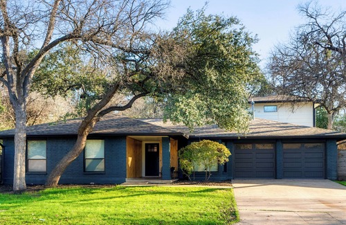Barton Hills House | Luxury Zilker Home Pool Hot Tub Kitchen