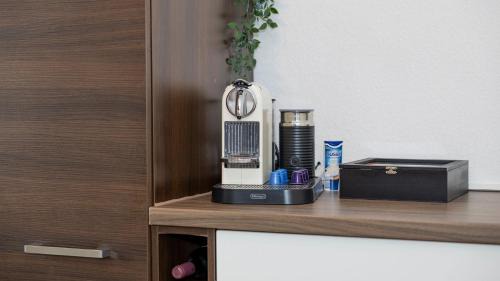 Unterallgau Apartment | Luxx Home MM, Airport - Parkplatz - Küche - Balkon