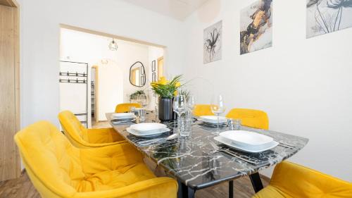 Unterallgau Apartment | Luxx Home MM, Airport - Parkplatz - Küche - Balkon