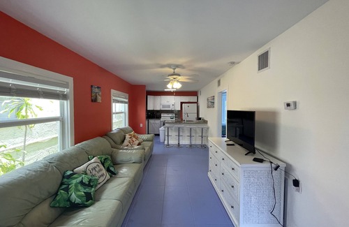 Parrot Cove Cottage | LW Historic District. 1.5 milles to beach. Pet friendly!