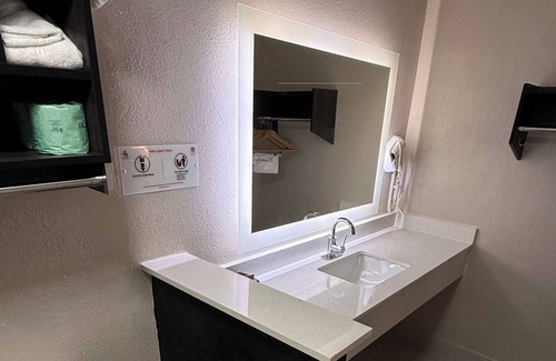 Manchester Hotel | Lx Hotel, Powered by ACW Circle