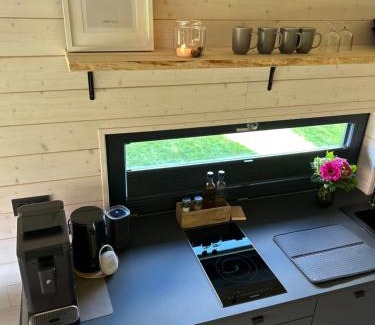 Sehestedt House | Lykke Huus Tinyhaus am Meer mit Fasssauna