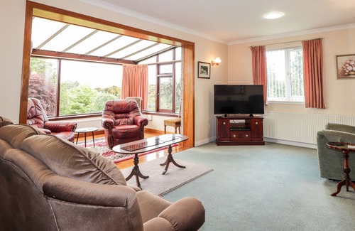 Marybank Cabin | LYNMAR, pet friendly, with a garden in Muir Of Ord