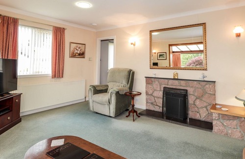 Marybank Cabin | LYNMAR, pet friendly, with a garden in Muir Of Ord