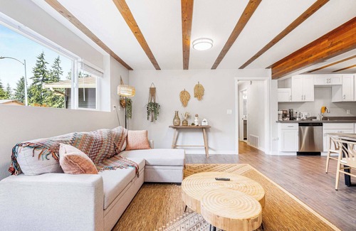 Lynnwood House | Lynnwood Modern Basement |Hot Tub |Private Entry