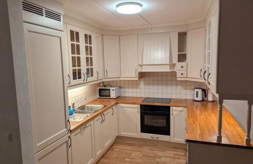 Kristiansand Apartment | Lys og romslig 3-roms leilighet innglasset balkong