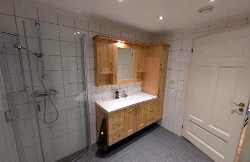 Kristiansand Apartment | Lys og romslig 3-roms leilighet innglasset balkong