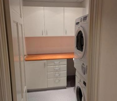 Kristiansand Apartment | Lys og romslig 3-roms leilighet innglasset balkong