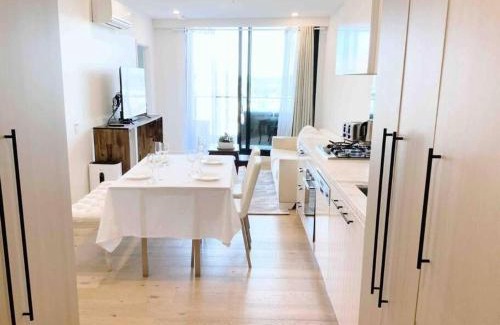 Clayton Apartment | M-city shopping center Apartment - Executive Twin King Ensuites - Infinite Sky View - Fully equipped - Free Parking, fast Wifi, smart TV plus Netflix, complementary drinks & amenities - Clayton 3168