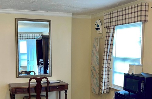 Chincoteague Hotel | Maddox Inn