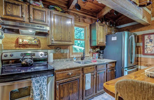 Sugar Grove Cabin | Magic Cabin: Private Petting Zoo, Firepit & Hot Tub