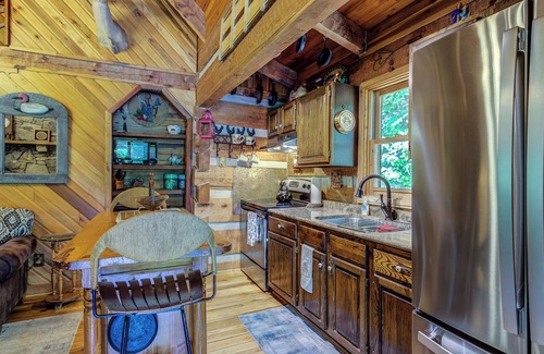 Sugar Grove Cabin | Magic Cabin: Private Petting Zoo, Firepit & Hot Tub