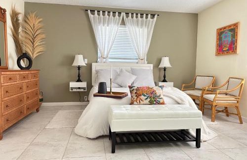 South Venice House | Magic Secluded Suite-Pool-Sauna plus Lake View Venice Florida