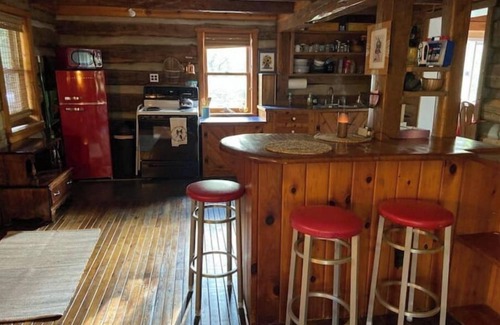 Verona Cabin | Magical Log Cabin, streams in private yard, 4 bedrooms, pet friendly, WiFi