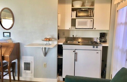 Lacey Cottage | Magical Puget Sound Beachfront Cottage -Panoramic View +Kayaks, Hiking, Birds!