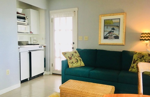 Lacey Cottage | Magical Puget Sound Beachfront Cottage -Panoramic View +Kayaks, Hiking, Birds!