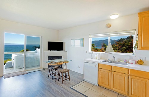 Shelter Cove Condo | Magnificent by OceanviewHotTubs Shelter Cove, CA