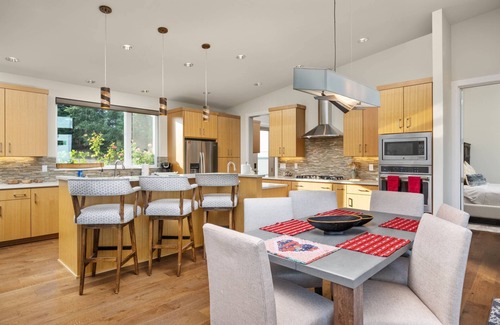 Dundee House | Magnificent Panoramic Valley and Vineyard Views, Single Level Two Guest Suite Layout, Amazing Deck