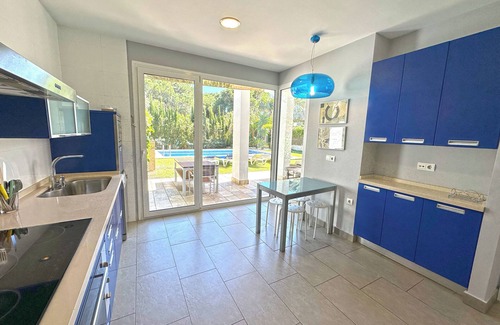 Cabo Roche Villa | Magnificent villa in urb. Roche with private pool at 500 m. from the beach, Wi-Fi.