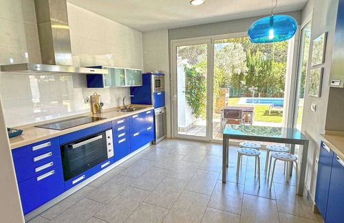 Cabo Roche Villa | Magnificent villa in urb. Roche with private pool at 500 m. from the beach, Wi-Fi.