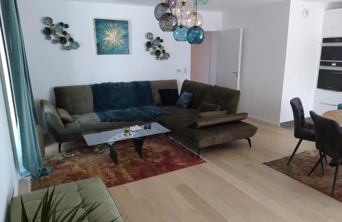 European Quarter Apartment | Magnifique et grand trois pièces avec une belle terrasse meublée et arborée