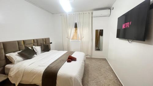 Oujda House | Magnifique maison famiiale moderne spacieuse de 150 m Avec de 3 chambres ,confortables et d un grand salon et terrasse, Idealement situee a 9 min du centre-ville elle se trouve à proximite de la route principale menant a l aeroport Berkane et Saidia