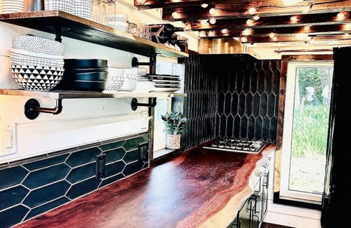 Burbank House | Magnolia Tiny House: Private Hot Tub, Lovely Views