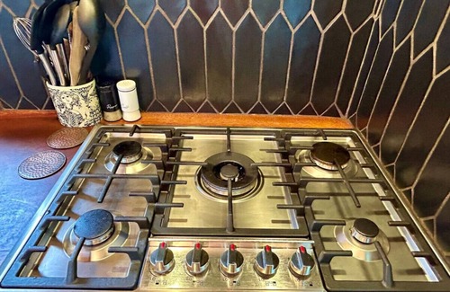 Burbank House | Magnolia Tiny House: Private Hot Tub, Lovely Views