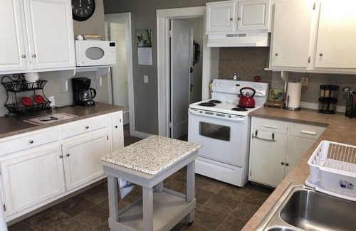 Lebanon House | Main Street Cottage with park across the street. Walk to downtown area.