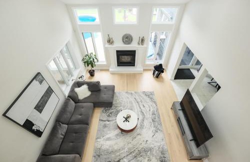 Windsor House | Main Unit Luxury South Windsor Oasis