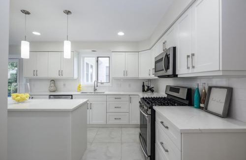 Windsor House | Main Unit Luxury South Windsor Oasis