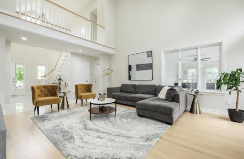 Windsor House | Main Unit Luxury South Windsor Oasis