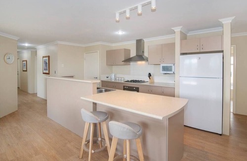 Geographe House | *Mainsail Views- Free WIFI*