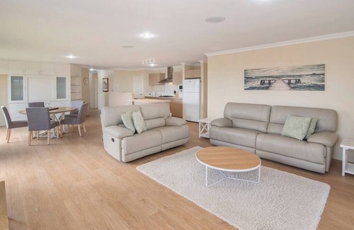 Geographe House | *Mainsail Views- Free WIFI*