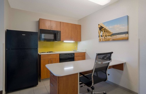 Wilmington Hotel | MainStay Suites Wilmington - University Area