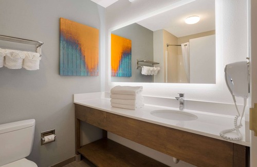 Wilmington Hotel | MainStay Suites Wilmington - University Area