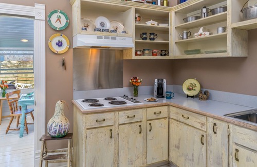 Rayne Cottage | Maison D'Memoire Bed & Breakfast Cottages