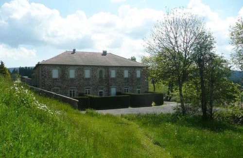 Saint-Julien-Molhesabate House | Maison de plain-pied rénovée en 2018 avec jardin privatif, calme, nature et activités à Saint-Julien - FR-1-582-265