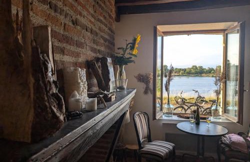 Sully-sur-Loire House | Maison de marinier les pieds dans l'eau face à la Loire